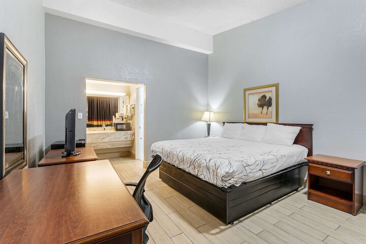 1 King Bed (7 of 7)