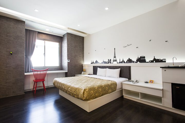 Room 10 of 51