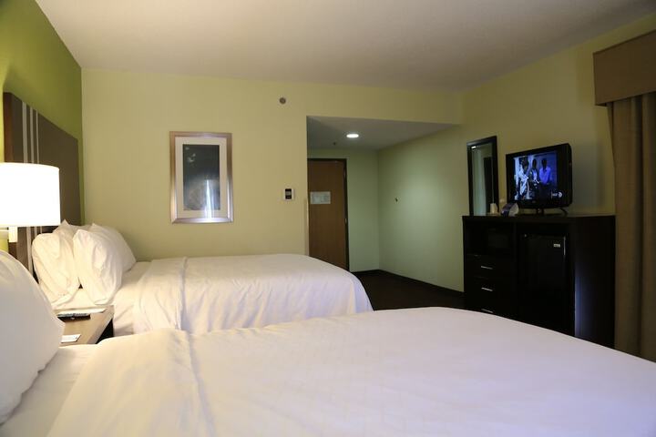 2 Queen Bed Hearing Mobility Accessible Tub (1 of 4)