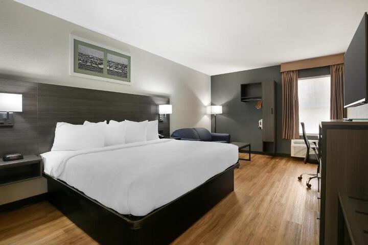 1 King Accessible Comm Assist Bathtub Microwave, Refrigerator WiFi Full Breakfast (7 of 19)