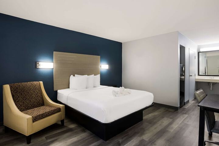 1 Queen Bed Accessible (3 of 5)
