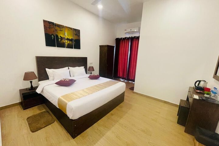 Room 9 of 15