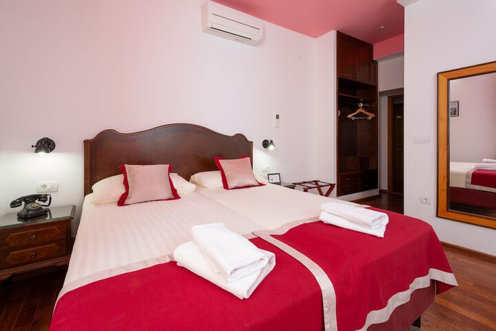 Room 15 of 90