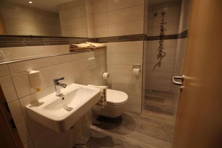 Room 10 of 13