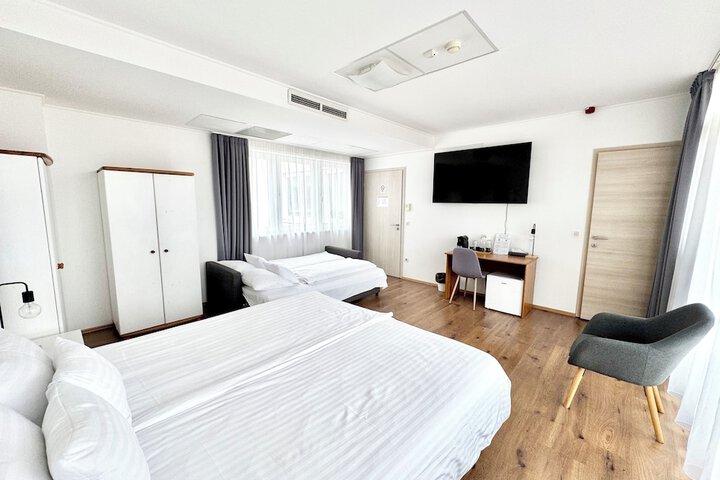 Room 8 of 118