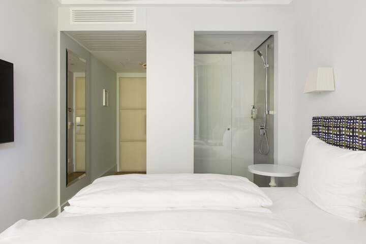 Room 12 of 77