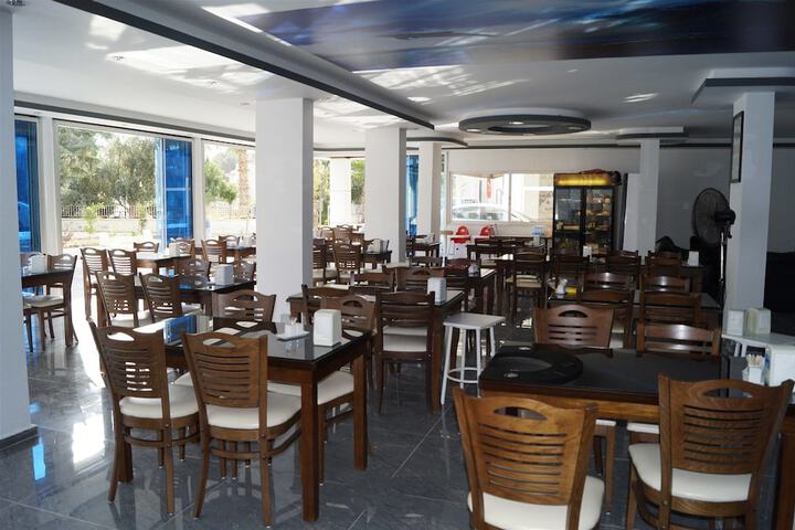 Dining 24 of 32