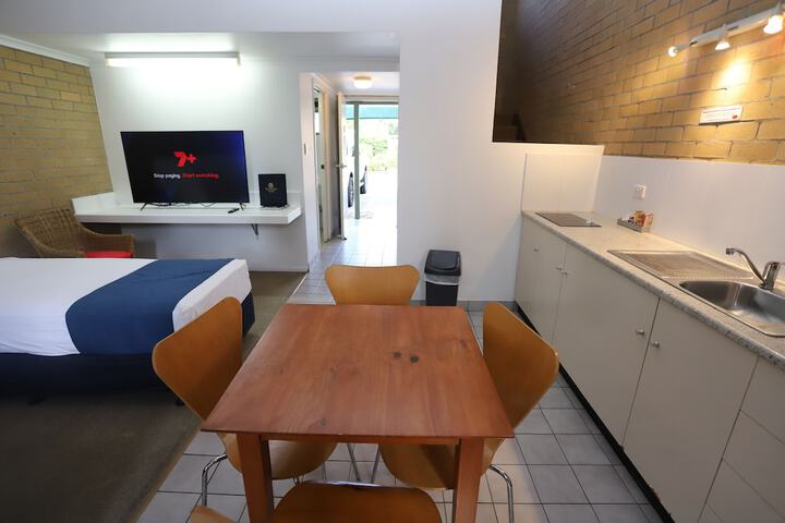 Room 4 of 100