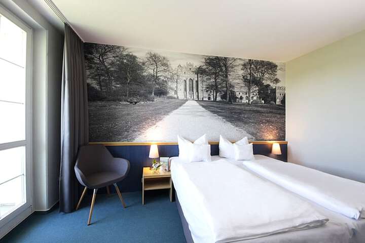 Room 4 of 40