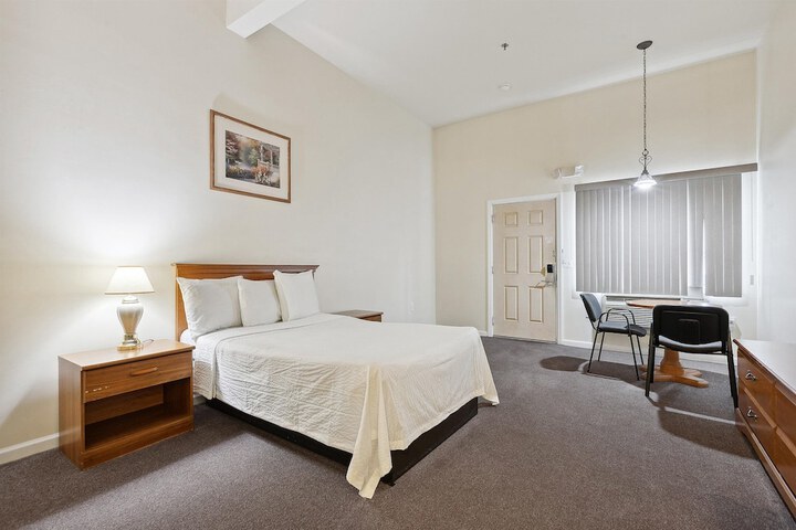 1 Queen Bed (9 of 9)