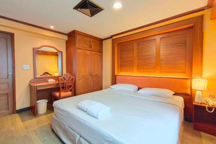 Room 34 of 102