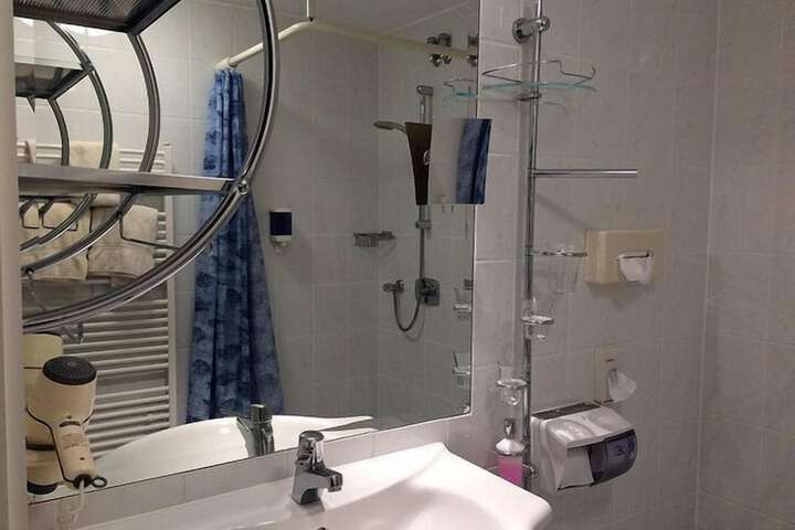 Room 8 of 25