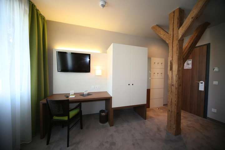 Room 6 of 37