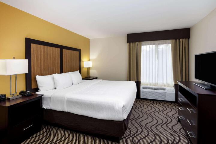 1 King Bed (3 of 8)