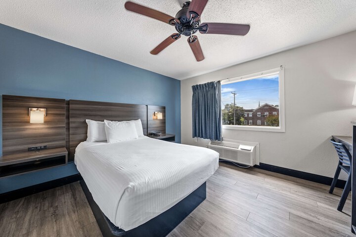 2 Double Beds Microwave and Refrigerator Flat Screen Television Work Desk High Speed Internet Accessible Continental Breakfast (5 of 32)