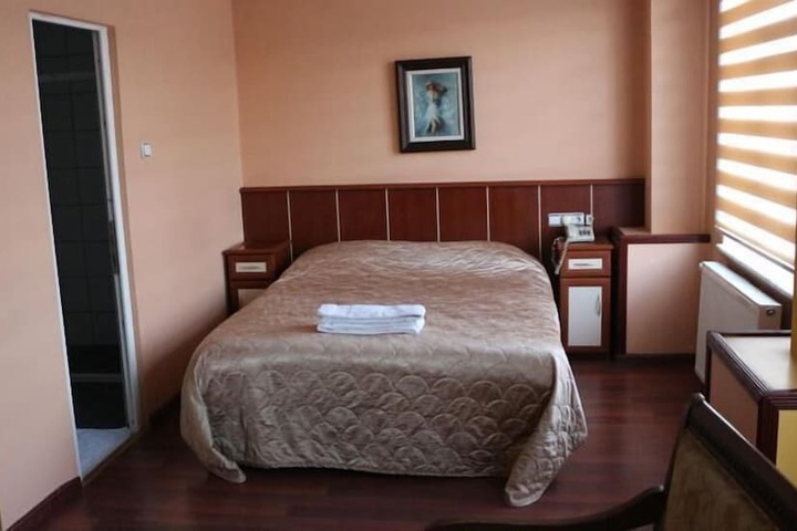 Room 4 of 16