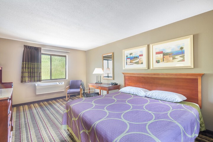 1 King Bed (8 of 10)