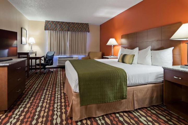1 King Bed High Speed Internet Accessible Refrigerator, Coffee Maker Iron and Ironing Board Hairdryer Continental Breakfast (35 of 36)