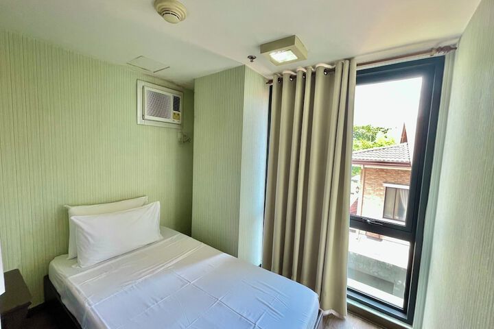 Room 14 of 37