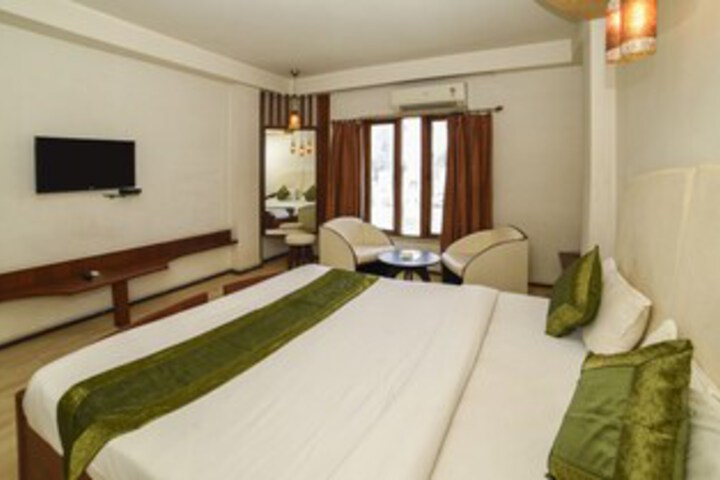 Room 16 of 38
