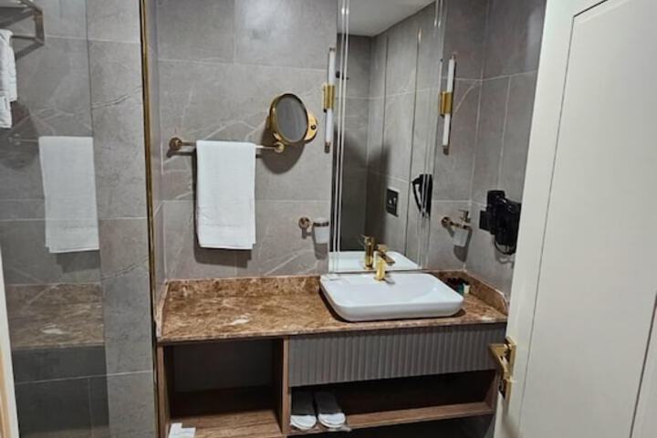Room 16 of 76