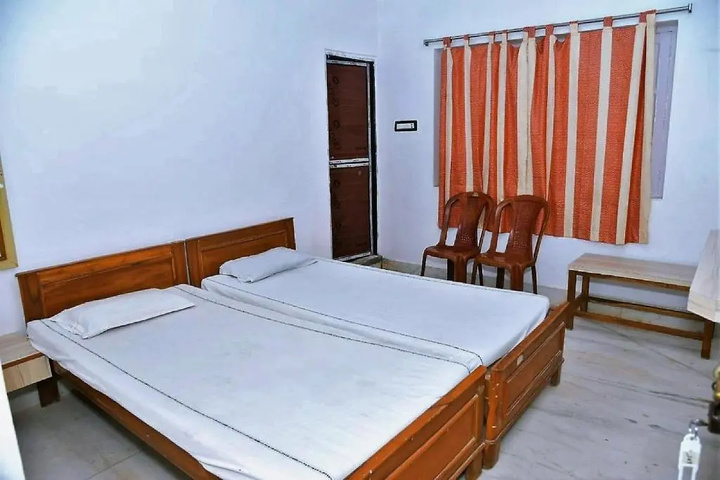 Room 5 of 9