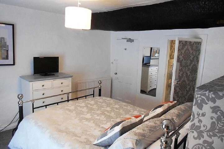 Room 7 of 16