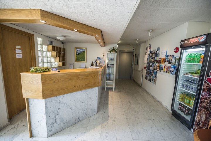 Check-in/check-out kiosk