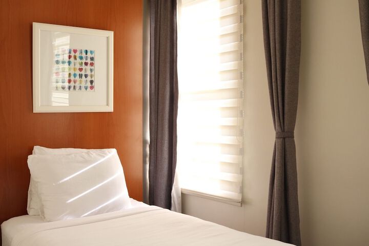 Room 5 of 32