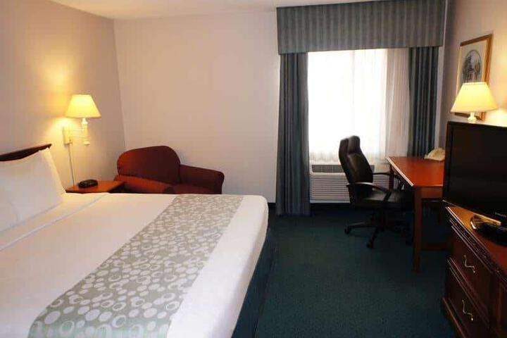1 King Bed (8 of 19)
