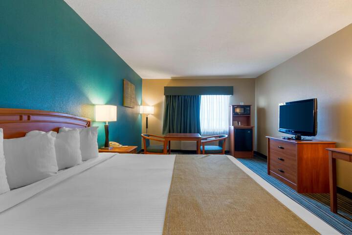 1 King Bed Microwave and Refrigerator WiFi Full Breakfast (15 of 17)