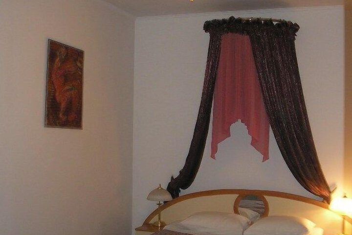 Room 5 of 33