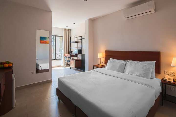 Room 16 of 34