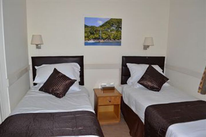Room 6 of 13