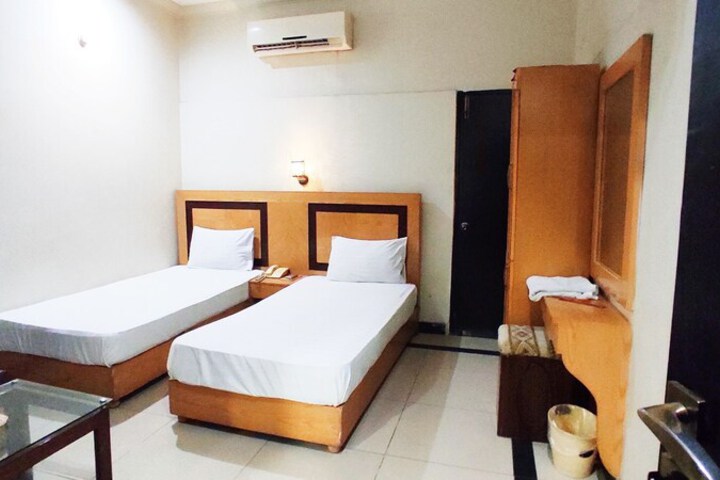 Room 32 of 67
