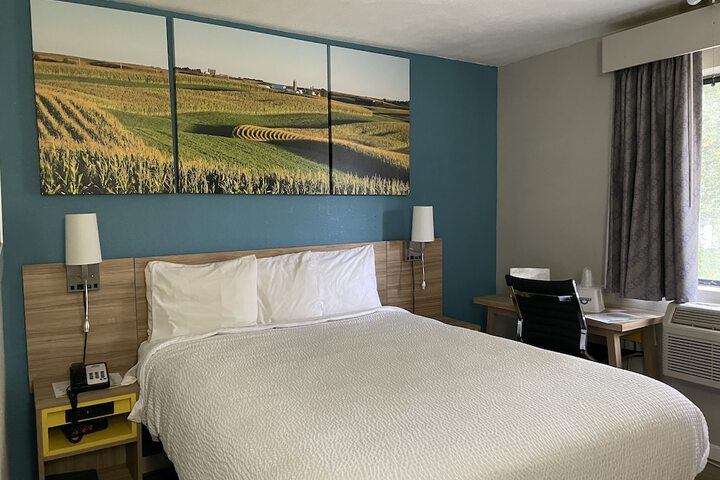 1 Queen Bed (9 of 21)