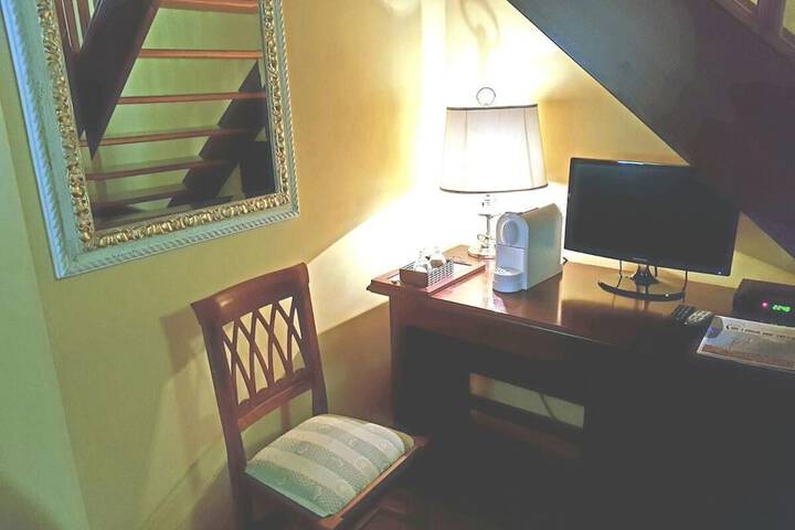 Room 4 of 25