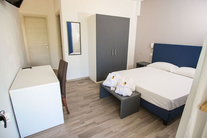 Room 6 of 42