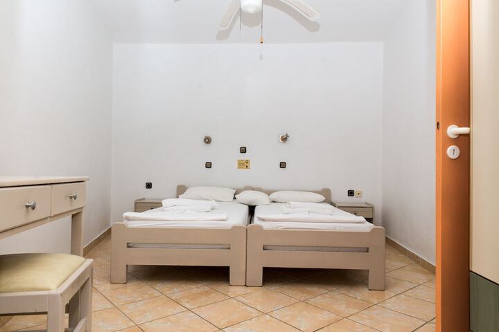 Room 10 of 29