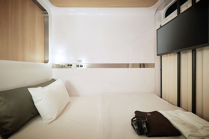 Room 6 of 9