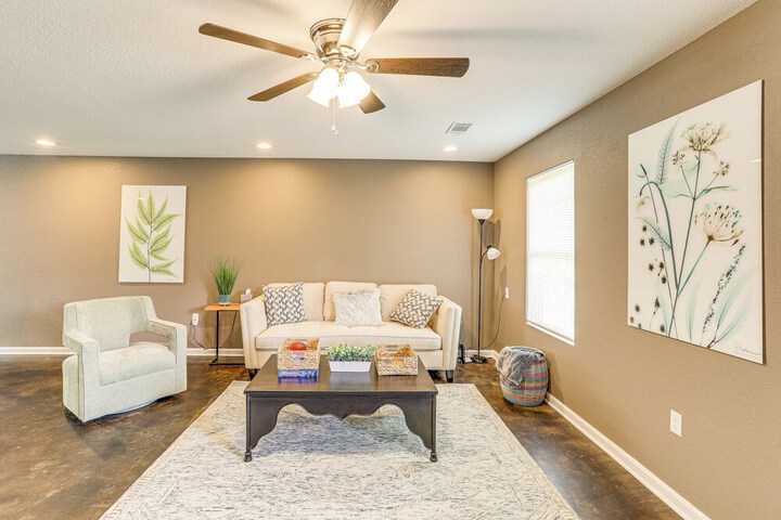 Quaint Pocahontas Townhome Central Location!