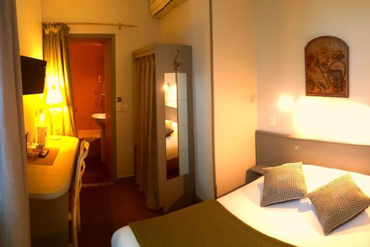Room 9 of 42