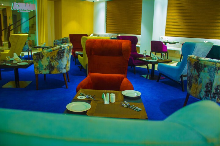 Dining 18 of 33