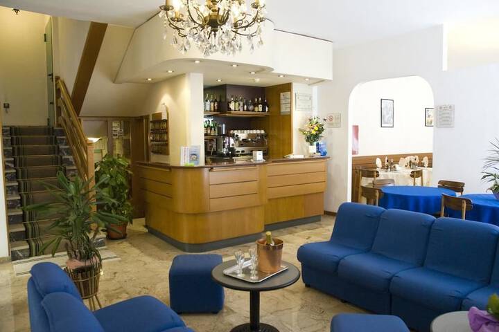 Lounge 16 of 24