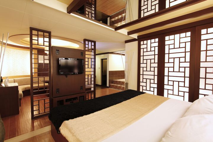Room 6 of 24