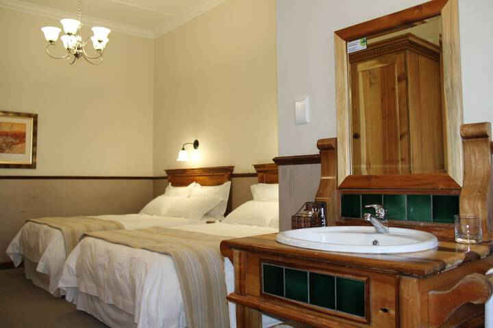 Room 10 of 33