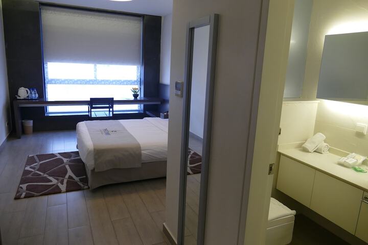 Room 16 of 64