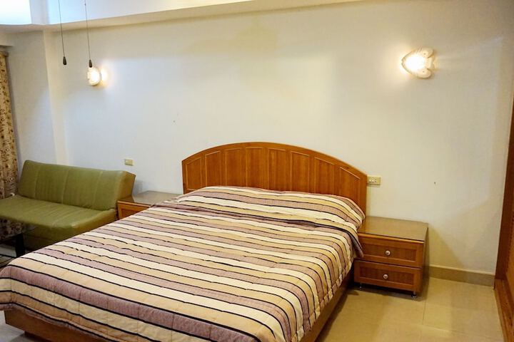 Room 12 of 77