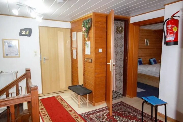 Room 10 of 13