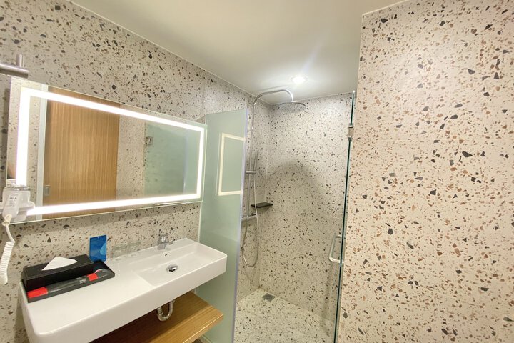 Room 25 of 53